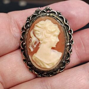 Vintage Cameo in Gold and Cream